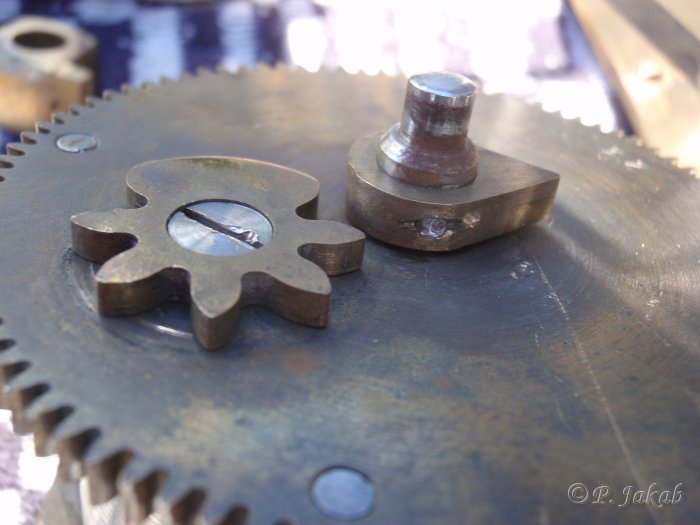 Spring winding mechanism 