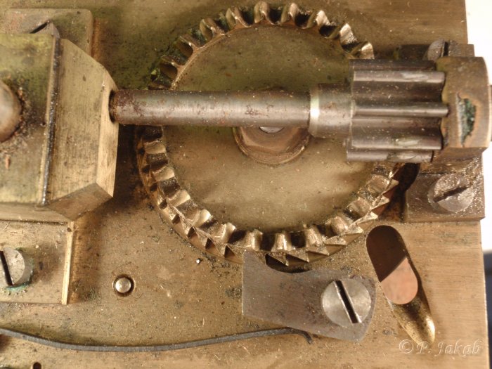 Spring motor winding mechanism 